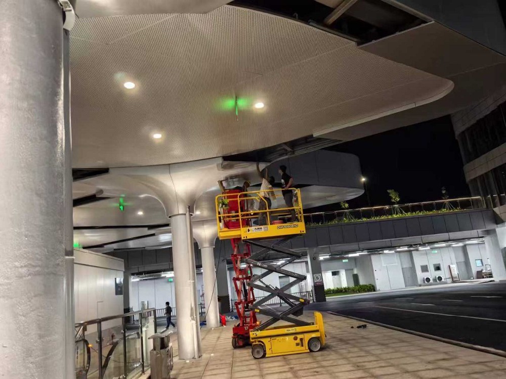 汕头东站6000平方双曲铝板完工